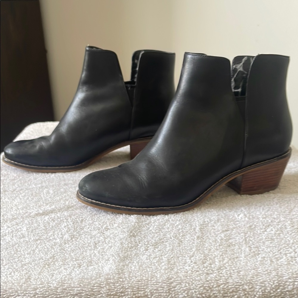 Great condition- lightly worn bit of fray on inside ankle but not noticeable on